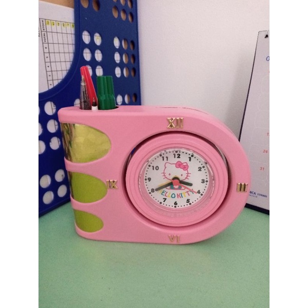 Hello Kitty Jam Weker Hello Kitty Dekorasi Meja Warna Pink Ada Tempat ATK Free Baterai