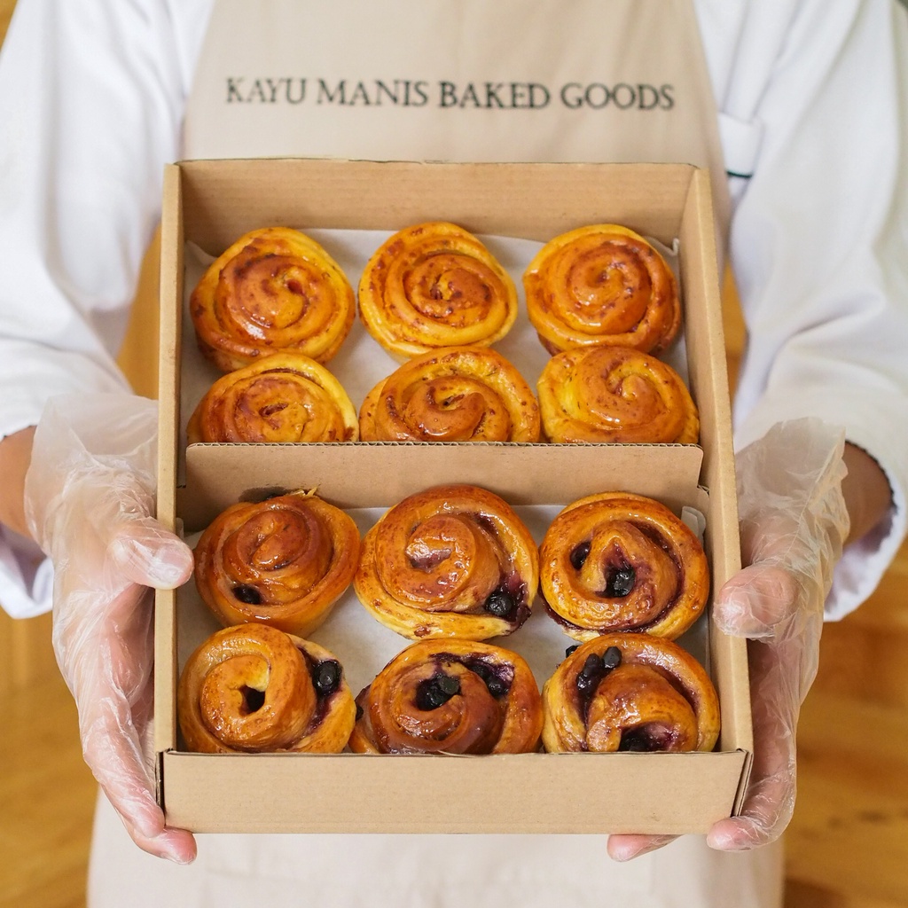 

Beef Cheese Rolls & Blueberry/Strawberry Rolls (Mini Size)