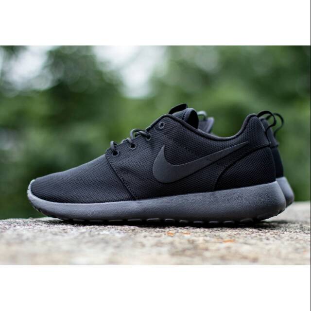 nike roshe run all black