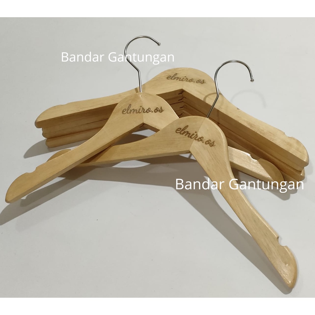 Hanger Kayu Anak Warna Natural Biasa / Gantungan Baju Distro Hanger Kayu logo Laser Grafir Plitur Gantungan Baju Anak Display Pakaian Anak Anak(BH)