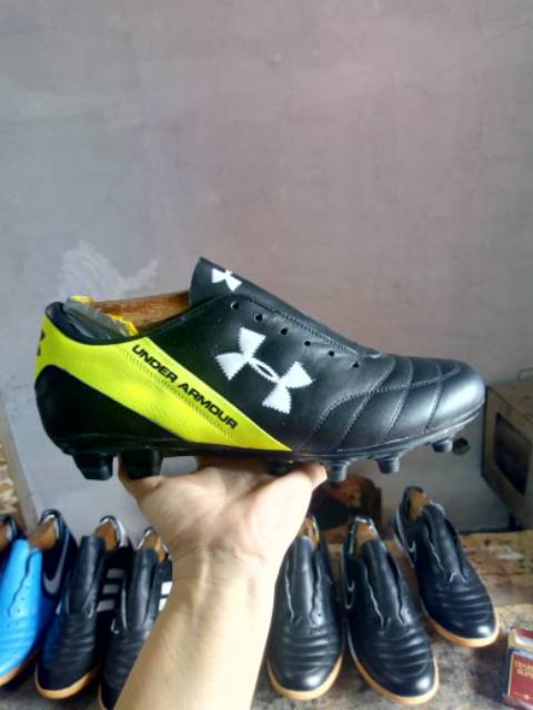 sepatu bola kulit asli