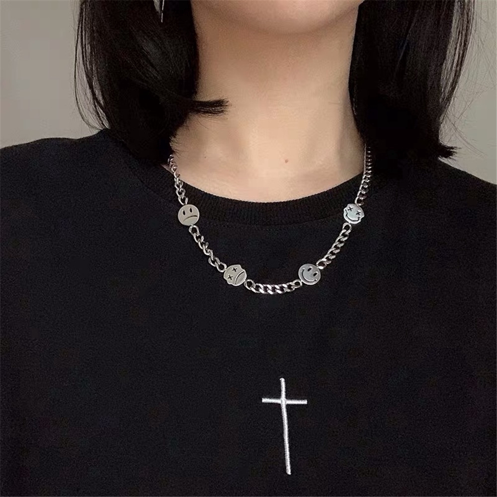 Kalung Rantai Klavikula Bahan Titanium Steel Motif Smiley Untuk Pria Dan Wanita