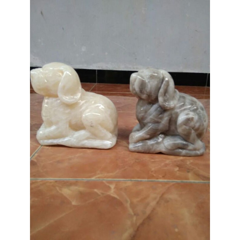 Patung anjing burdok batu alami