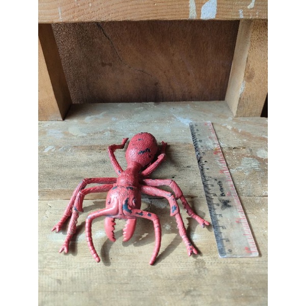 mainan semut karet besar