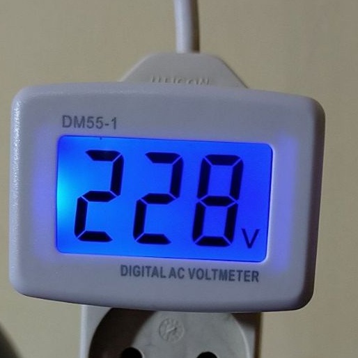 Voltmeter digital AC plug in