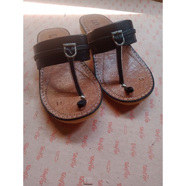 sandal pria kulit asli hitam coklat 39 40 41 42 43 model terumpah sendal tarumpah dewasa cowok selop bakiak bahan sol karet mentah kulit sapi garut murah original terbaru khas tasik berkualitas kekinian bagus casual coklat hitam tready