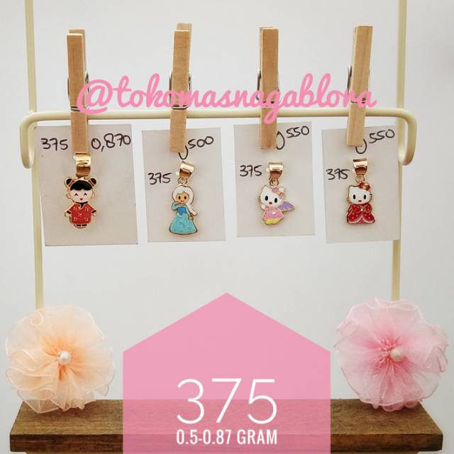 Liontin emas anak karakter