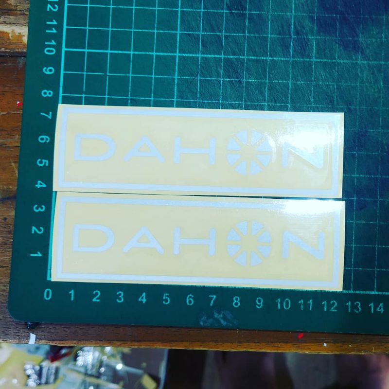 

Sticker Cutting Dahon White v.3 isi 2 pcs