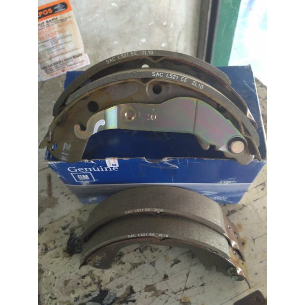 kampas rem belakang chevrolet spin