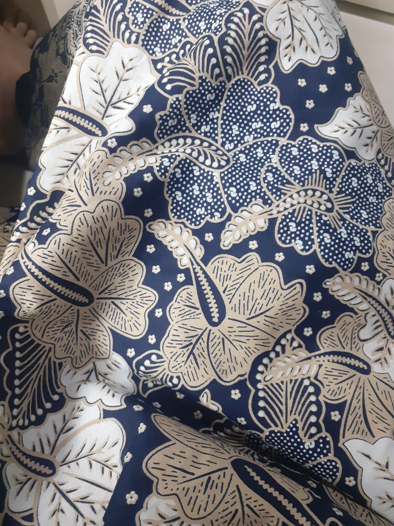 Kain Batik Solo Katun Sanforized Kelopak Bunga Navy Cream Cacing 105.000