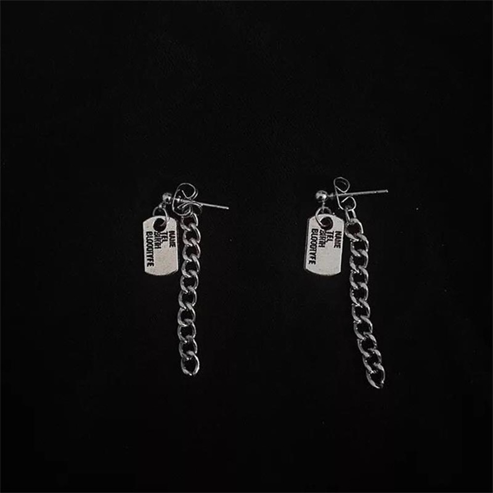 1 Pasang Anting Desain Tag Tulisan Bahan Stainless Steel Gaya Hip Hop Untuk Pria