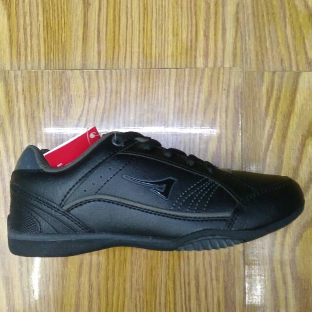 Sepatu sekolah hitam polos ardiles untuk anak.