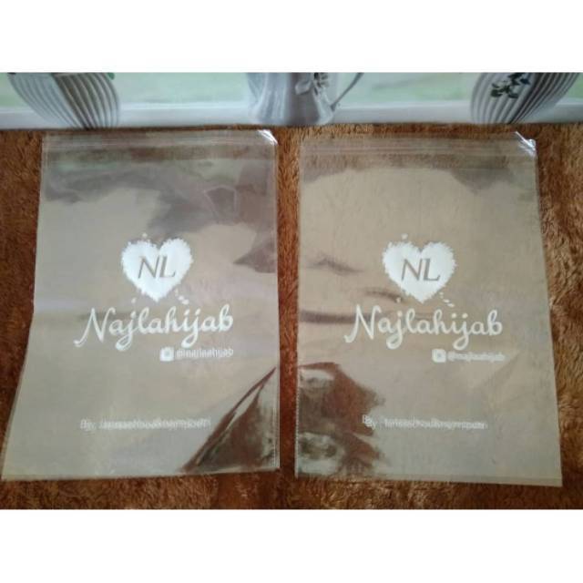 

PLASTIK OPP PEREKAT PLASTIK GARMEN 15X25 TEBAL + SABLON