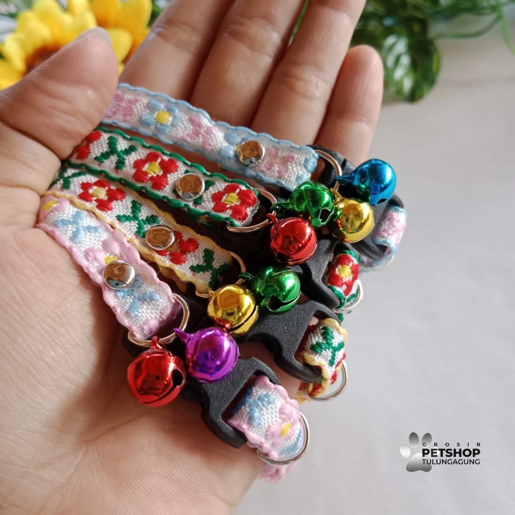 Kalung Kucing Motif Bunga Silang 2 Lonceng Bahan Tebal Berkualitas