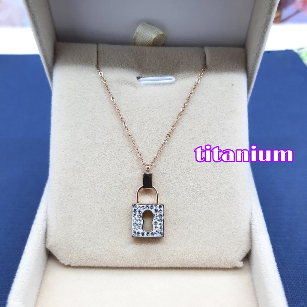 Kalung Titanium Model Liontin Lubang Kunci Dengan Taburan Kristal Warna Rose Gold