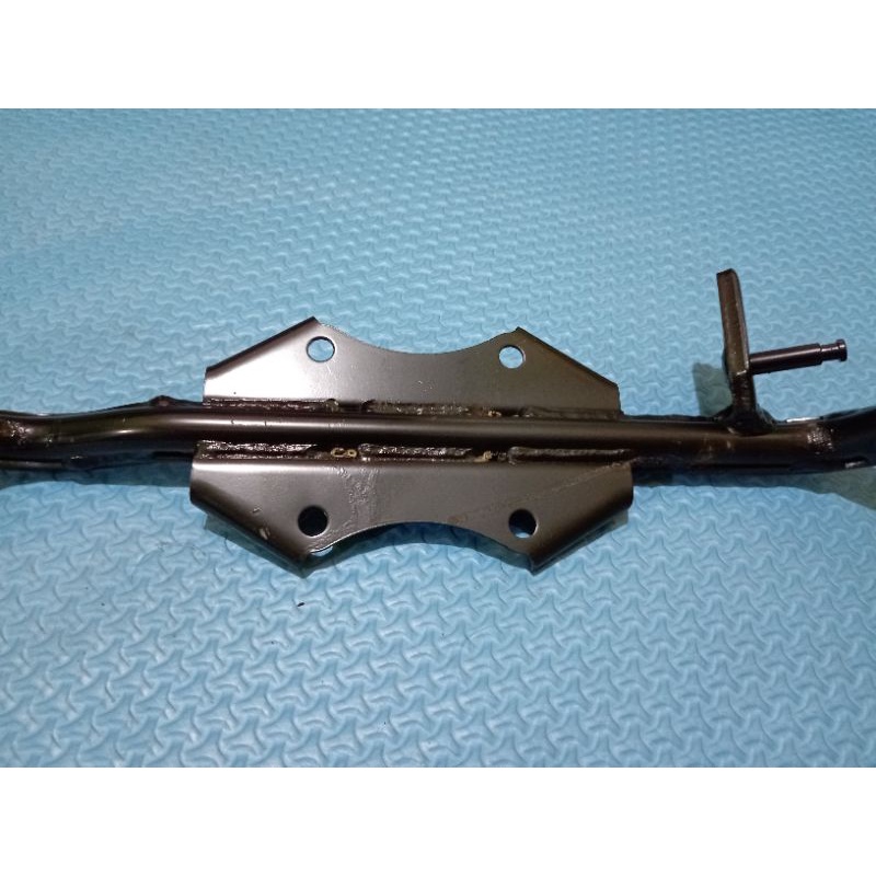 BESI FOOT STEP TENGAH SUPRA X125 F1 INJEKSI  20014-2019 SUPRA X 125 HELM IN ORIGINAL