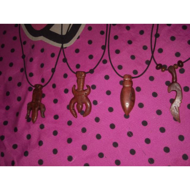 Liontin ukir kayu galih nagasari