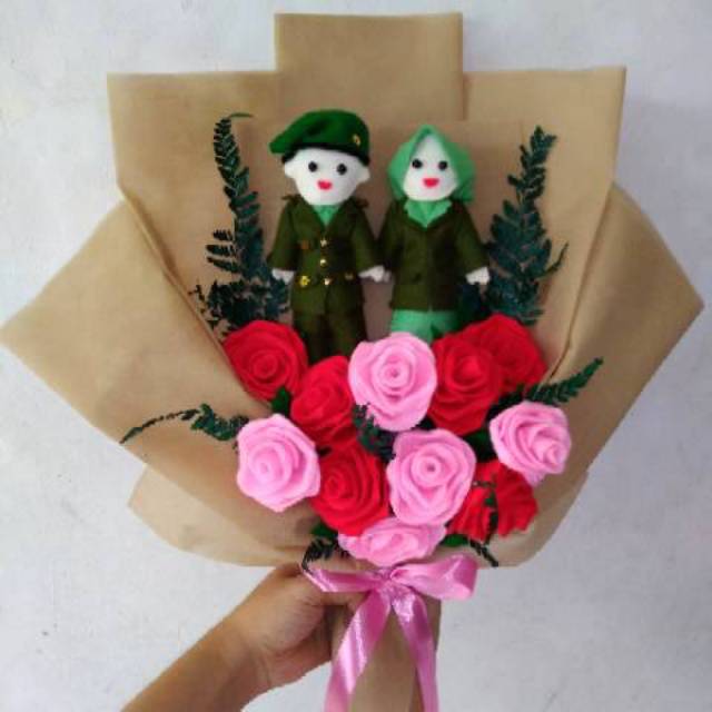 Buket bunga mawar boneka tentara persit