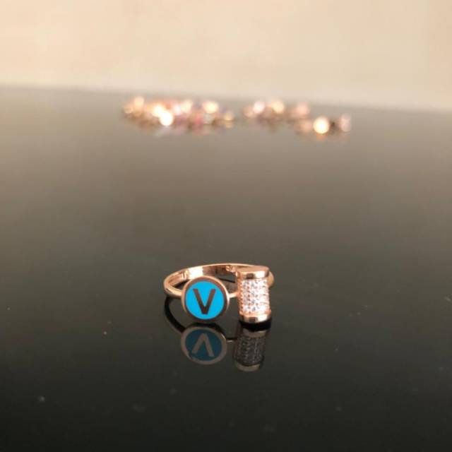 Cincin huruf V biru kadar 375