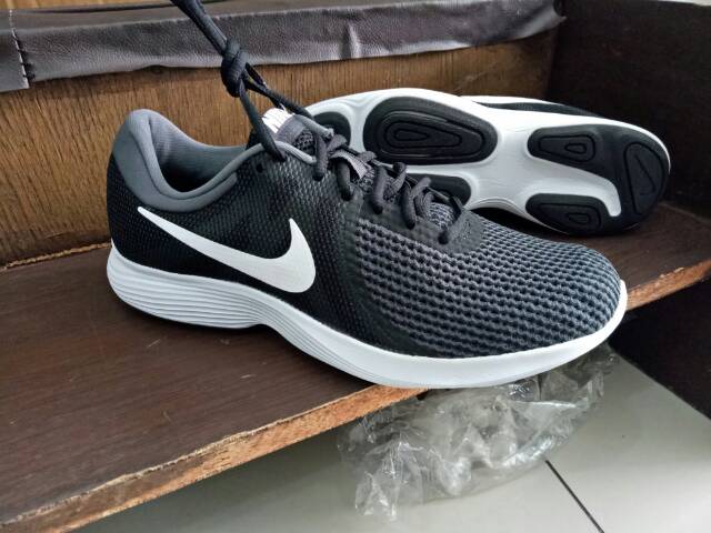 nike revolution 4 women's white
