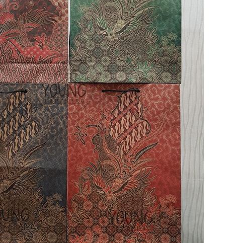 

Paper Bag / Tas Kertas Batik Folio motif Burung Uk.24,5x9,5x35 (1 lusin (12pcs))