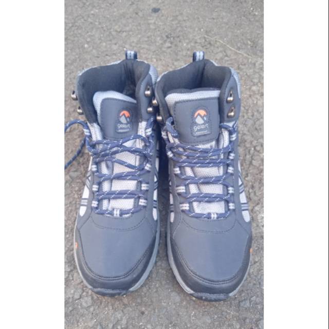 Sepatu gunung gelert waterproof
