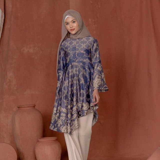 Flores tunik wearing klamby