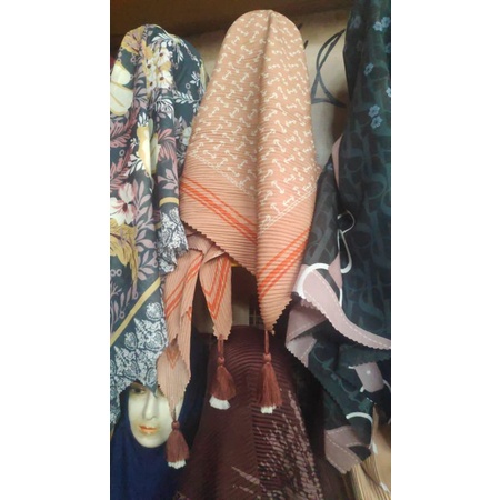 UMAMA /AZARA HIJAB SEGIEMPAT PLISKET KECIL GANDUL POMPOM 110 cm x 110 cm