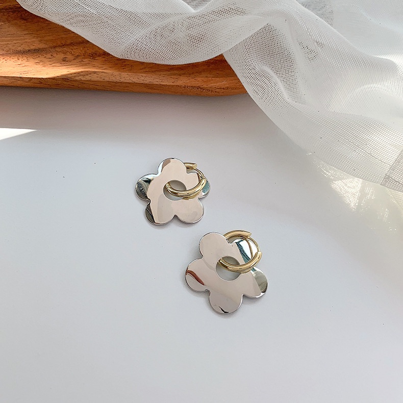 Anting Bentuk Bunga Warna Silver Gaya Retro