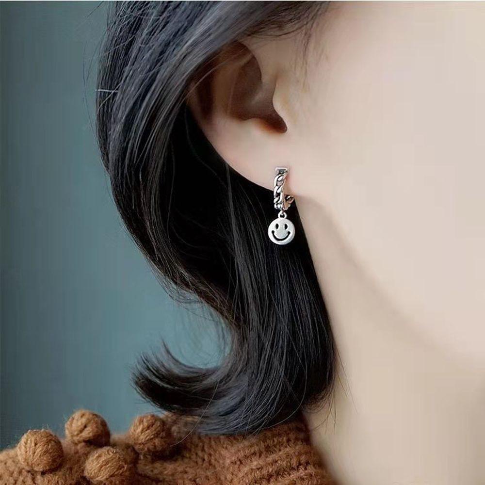 [Elegan] Anting Wanita Minoritas Warna Solid Smiley Face Desain Fashion Temperamen Lady Ear Buckle