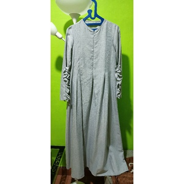 PL dress wearing klamby