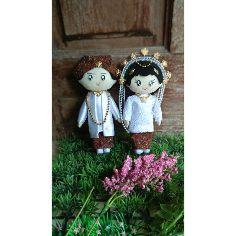 Boneka flanel pengantin kebaya putih adat jawa