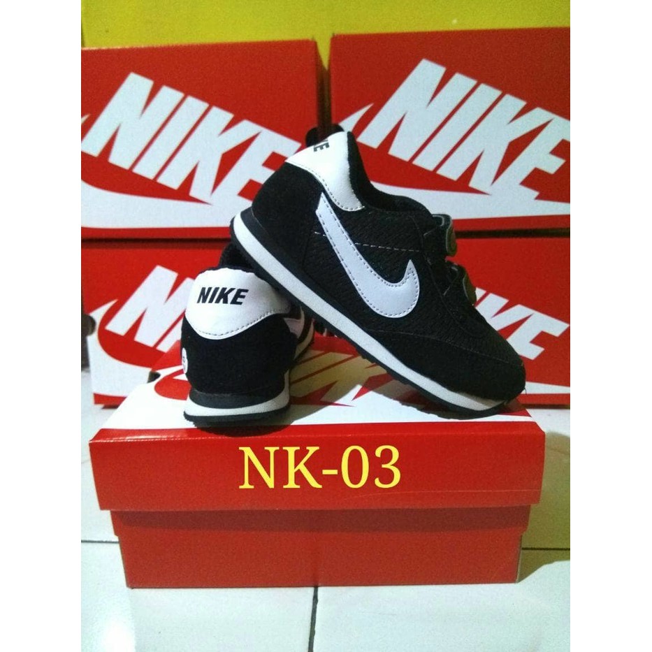 Sepatu Nike Anak Hitam Putih turun harga 54 7