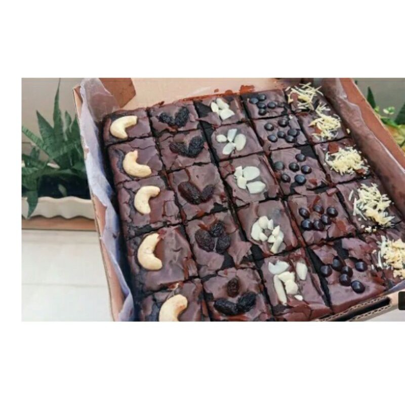 

brownies panggang sekat dengan 5 topping