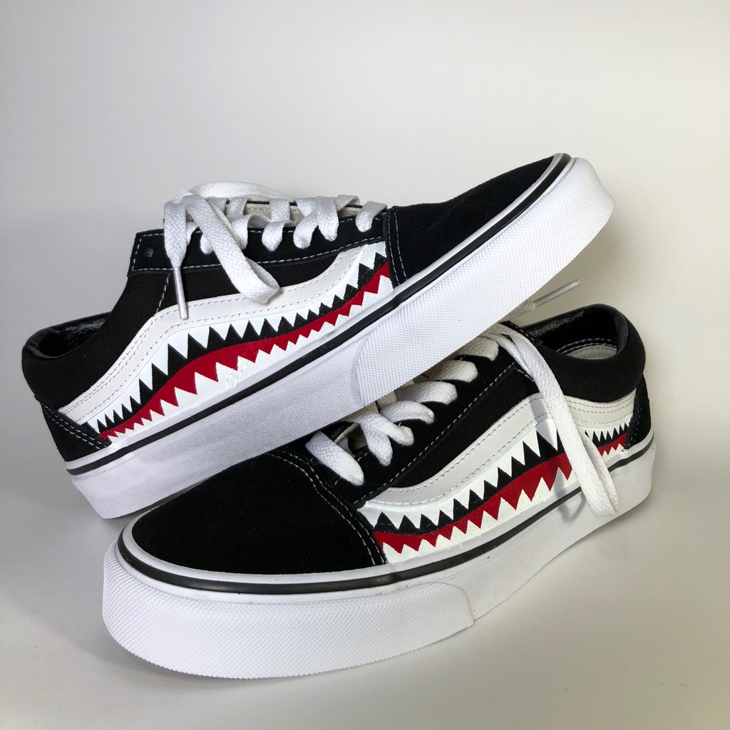 Vans дутые. Кастом Ванс Олд скул. Ванс Олд скул бейп. Кеды vans Bape. Vans old Skool Shark Black White.