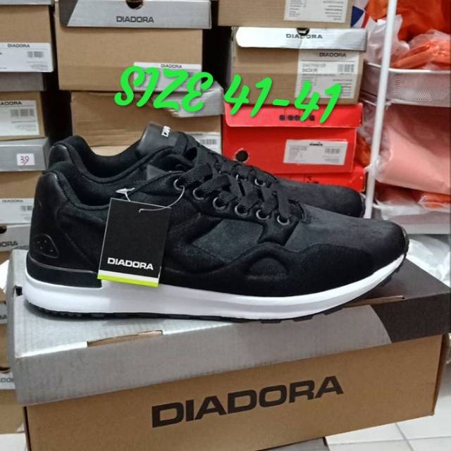 Sepatu running diadora