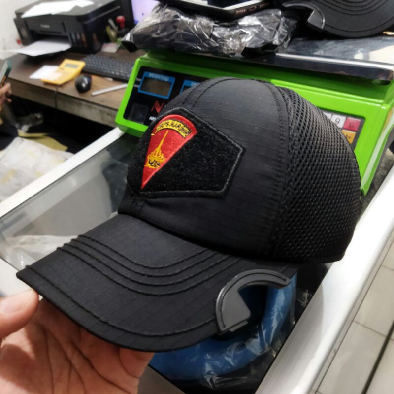 Topi Hitam Kain Jaring Model Cowak Logo Bordir Segitiga Merah Marinir