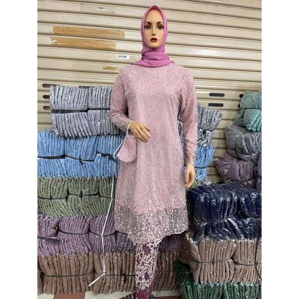 KEBAYA TUNIK TILE / KEBAYA PESTA / KEBAYA TUNIK MERAH / KEBAYA TUNIK TILE / KEBAYA MODERN / KEBAYA KONDANGAN / SET KEBAYA PESTA / SET KEBAYA PESTA MODERN / KEBAYA TUNIK NJ