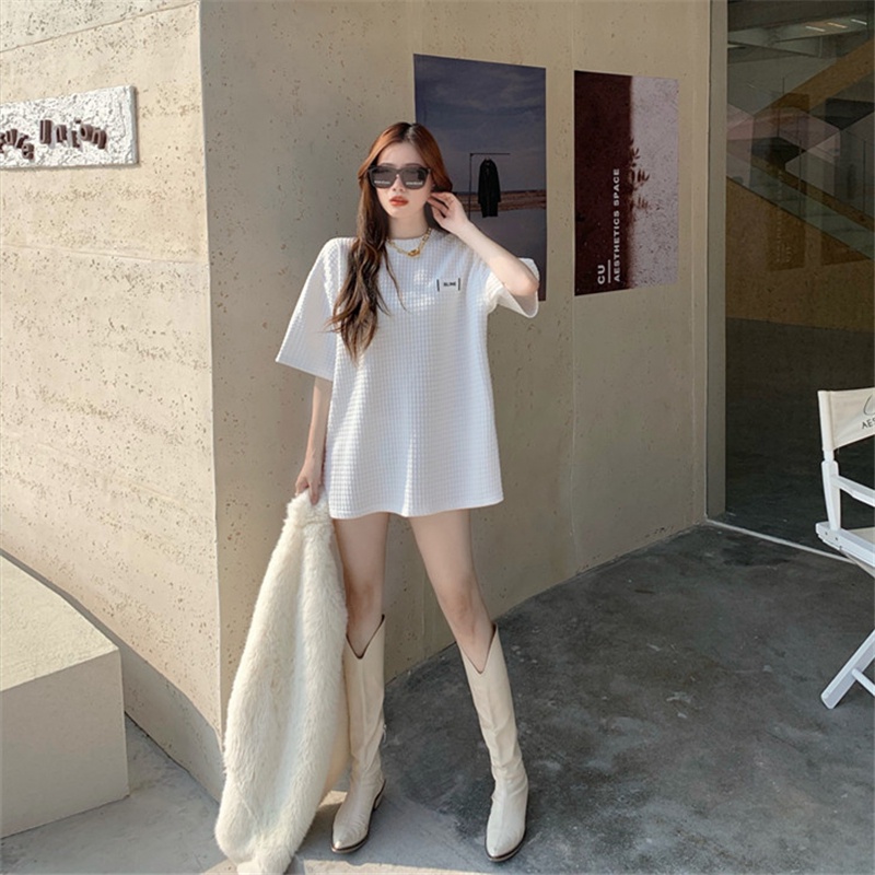 T-shirt mid-length kotak-kotak putih lengan pendek wanita Korea yang longgar