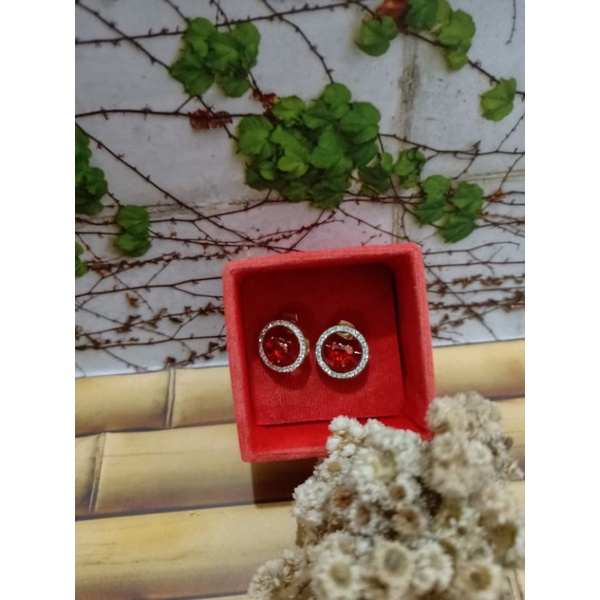 anting titanium lingkaran mata tengah permata merah