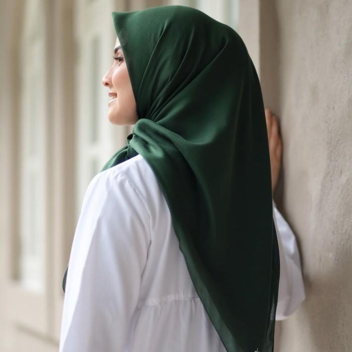 Jilbab Polos Segi Empat seri Liza Voal warna Hijau Emerald by Deenay