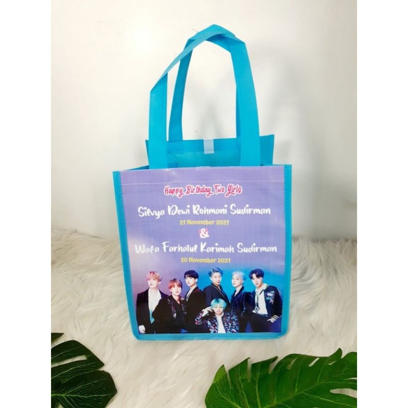 

Tas Ultah Kotak Muat Box Nasi 20x20 Custom Nama