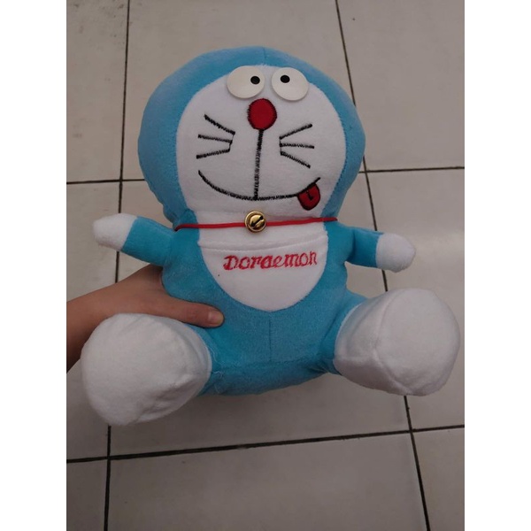 Boneka doraemon besar
