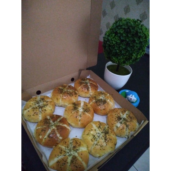 

Korean Garlic Cheese Bread 1 box isi 9 pc