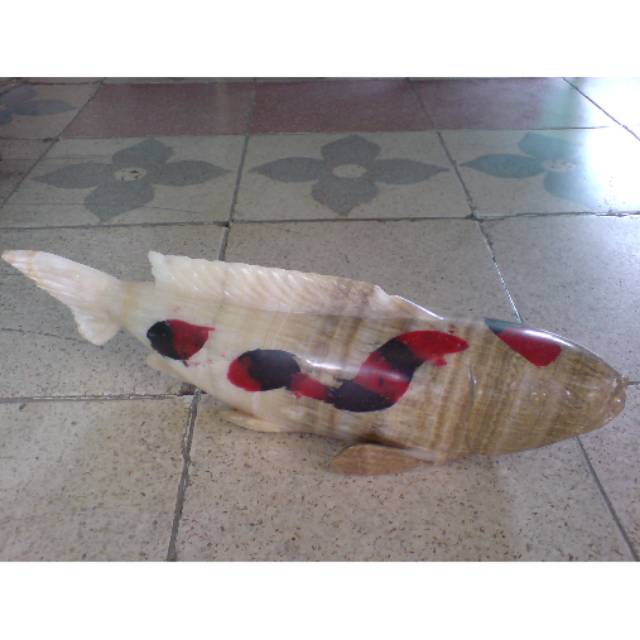 Patung ikan koi bahan onyx Tulungagung