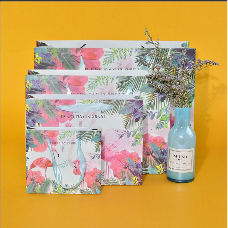 

Paperbag Kertas Motif Flamengo |Tas Kertas Motif Flamengo Ekslusif | Goodie Bag Kertas Flamengo