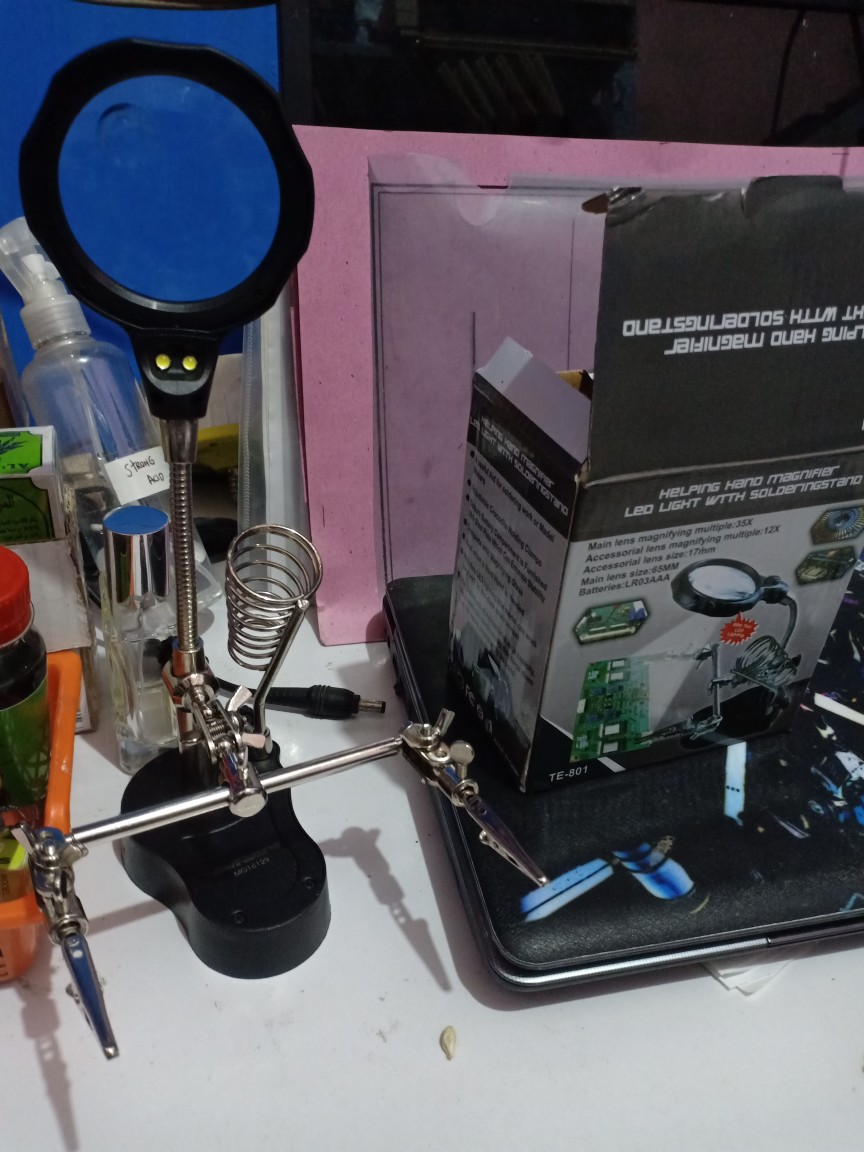 Alat Pegangan Solder Dan Kaca Pembesar
