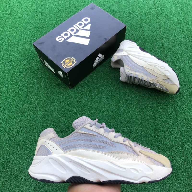 Adidas Yeezy Boost 700 V2 ( size 41 1/3 )