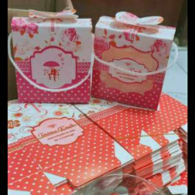 

Box kemasan souvenir 10x4,5x10,5 free tali motif random.