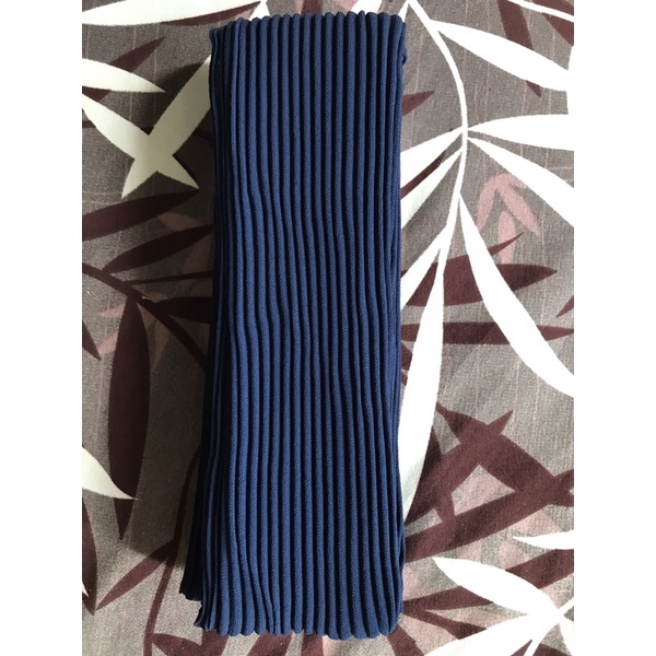 Hijab Pasmina plisket premium / Pasmina Plisket lidi / Pasmina pleated shawl / Pashmina plisket Tanpa Garis Tengah-Navy prem (180x75cm)